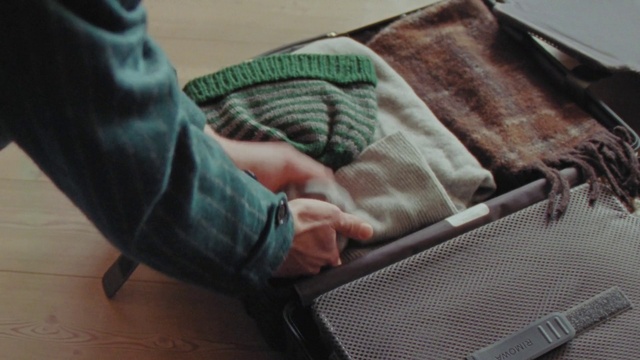 Video Reference: Comfort, Textile, Bag, Wood, Flooring, Luggage and bags, Floor, Tartan, Knee, Denim