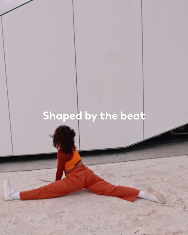 Video Reference: Active pants, Sleeve, Flooring, Floor, Knee, yoga pant, Sportswear, Balance, Thigh, Human leg