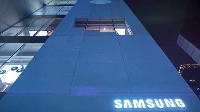 Video Reference: Daytime, Building, Skyscraper, Azure, Fixture, Window, Tower, Rectangle, Automotive design, Composite material