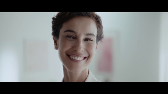 Video Reference: Smile, Eyebrow, Eye, Eyelash, Flash photography, Ear, Jaw, Gesture, Happy, Brown hair