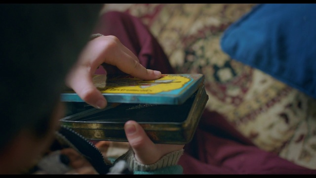 Video Reference: Hand, Wood, Finger, Nail, Art, Thumb, Comfort, Wrist, Tints and shades, Human leg