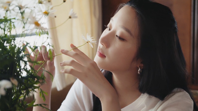 Video Reference: Skin, Lip, Hand, Hairstyle, Shoulder, Eyebrow, Plant, Eyelash, Neck, Flash photography