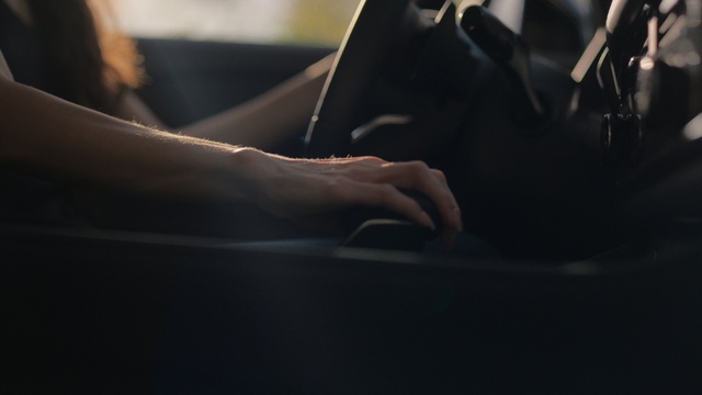 Video Reference: Gesture, Window, Comfort, Vehicle door, Automotive design, Elbow, Tints and shades, Wrist, Automotive exterior, Human leg