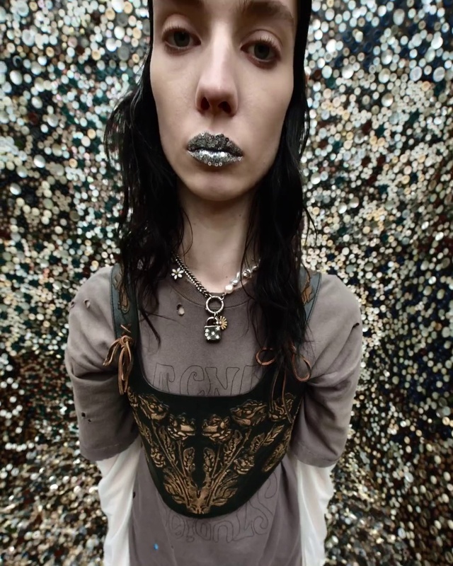 Video Reference: Lip, Chin, Hairstyle, Eyebrow, Eyelash, Organ, Flash photography, Neck, Jaw, Fashion