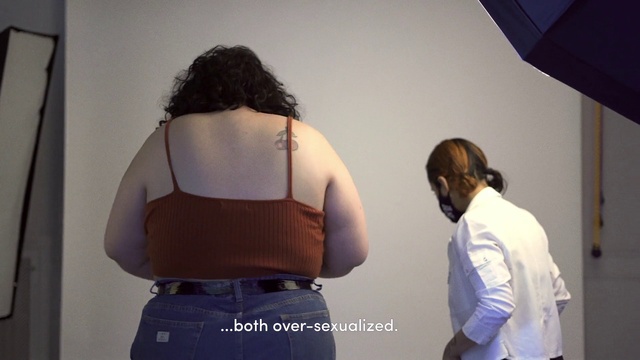 Video Reference: Joint, Shoulder, Arm, Sleeve, Waist, Gesture, Eyewear, Grey, T-shirt, Elbow