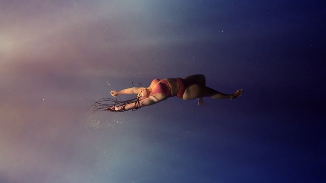 Video Reference: Water, Sky, Leg, Underwater, People in nature, Swimwear, Knee, Recreation, Happy, Entertainment