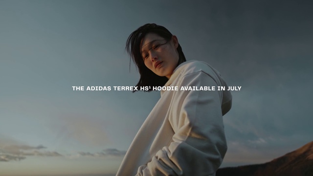 Video Reference: Sky, Flash photography, Sleeve, Gesture, Happy, Black hair, Travel, Cloud, Landscape, Elbow