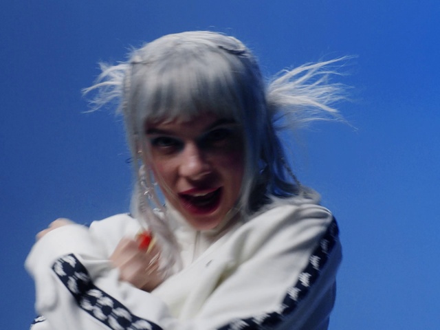 Video Reference: Lip, Smile, Flash photography, Gesture, Sky, Happy, Layered hair, Entertainment, Blond, Performing arts