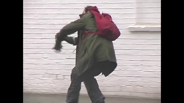 Video Reference: Sleeve, Textile, Knee, Waist, Tints and shades, Thigh, Human leg, Magenta, Electric blue, Personal protective equipment