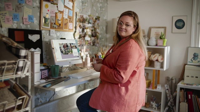 Video Reference: Sleeve, Eyewear, Picture frame, Fashion design, Computer monitor, Smile, Event, Computer, Computer keyboard, Art