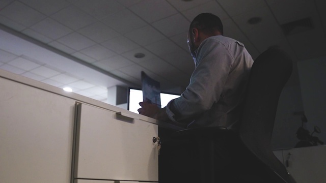 Video Reference: Gesture, Event, Ceiling, Flooring, Darkness, Room, White-collar worker, Glass, Job, Elbow