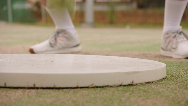 Video Reference: Shoe, White, Grass, Competition event, Recreation, Flooring, Sports, Knee, Barefoot, Grass family