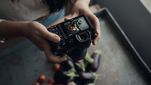 Video Reference: Hand, Photographer, Digital camera, Camera, Point-and-shoot camera, Reflex camera, Camera lens, Camera accessory, Mirrorless interchangeable-lens camera, Communication Device