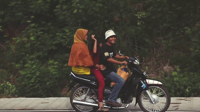 Video Reference: Tire, Wheel, Jeans, Vehicle, Automotive lighting, Automotive tire, Motor vehicle, Plant, Motorcycle, Headlamp