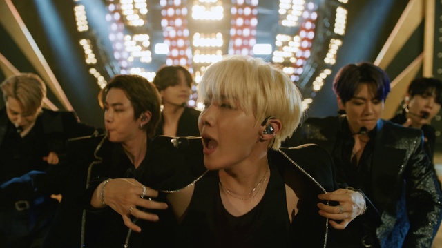 Video Reference: Face, Outerwear, Human, Crowd, Fun, Event, Musician, Jewellery, Music, Room