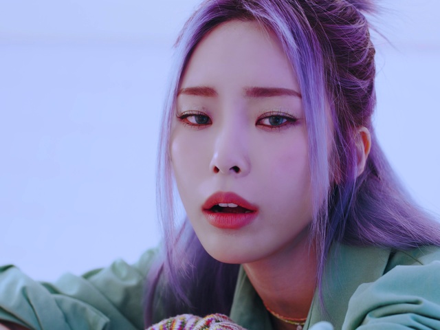 Video Reference: Nose, Skin, Lip, Lipstick, Eyebrow, Eyelash, Purple, Eye liner, Flash photography, Jaw