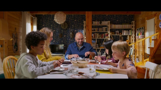 Video Reference: Table, Tableware, Sharing, Food, Interaction, Shelf, Chair, Plate, Cuisine, Dish