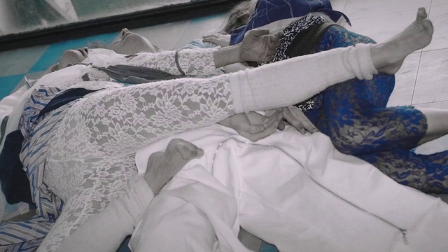 Video Reference: Comfort, Sleeve, Human leg, Linens, Bedding, Pattern, Wrist, Elbow, Thigh, Bed sheet