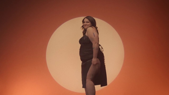 Video Reference: Hairstyle, Flash photography, Sleeve, Gesture, Knee, Thigh, Waist, Tints and shades, Fashion design, Elbow