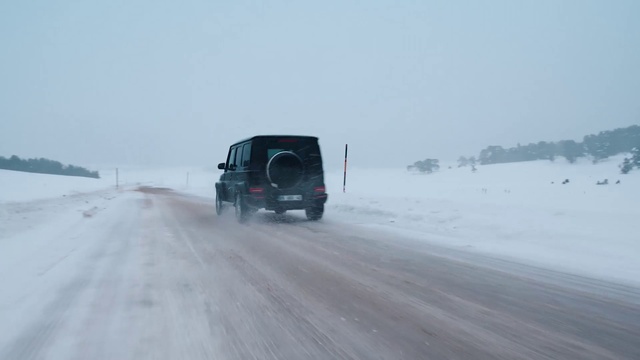 Video Reference: Tire, Sky, Wheel, Land vehicle, Car, Vehicle, Automotive tire, Snow, Motor vehicle, Automotive design