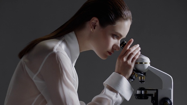 Video Reference: Eyelash, Ear, Flash photography, Gesture, Scientist, Audio equipment, Science, Hearing, Event, Fashion design