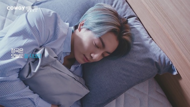 Video Reference: Comfort, Sleeve, Grey, Linens, Happy, Electric blue, Bedding, Couch, Sitting, Eyewear