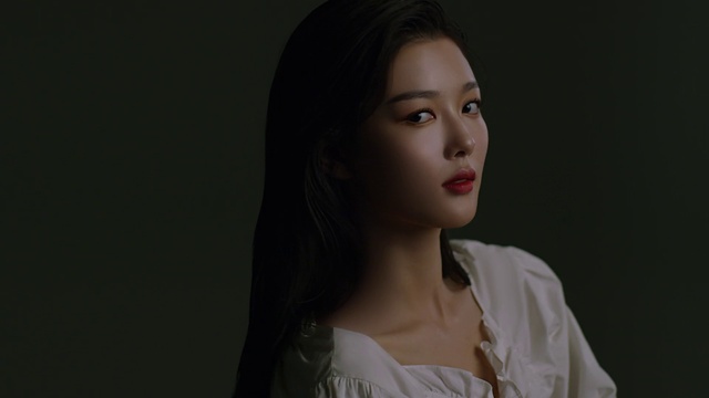 Video Reference: Lip, Chin, Eyebrow, Shoulder, Eyelash, Neck, Flash photography, Jaw, Sleeve, Gesture