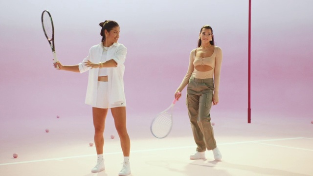 Video Reference: Arm, Sports equipment, Strings, Sleeve, Tennis player, Racquet sport, Tennis racket, Gesture, Tennis Equipment, Tennis
