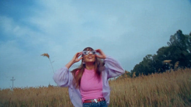 Video Reference: Sky, Jeans, Smile, Shoulder, Plant, People in nature, Flash photography, Vision care, Happy, Eyewear
