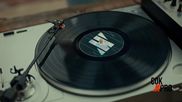 Video Reference: Gramophone record, Record player, Electronic instrument, Audio equipment, Gas, Composite material, Circle, Gadget, Auto part, Font