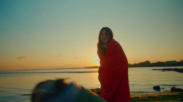 Video Reference: Water, Sky, Cloud, Smile, People in nature, Flash photography, Happy, Lake, Sunlight, Travel