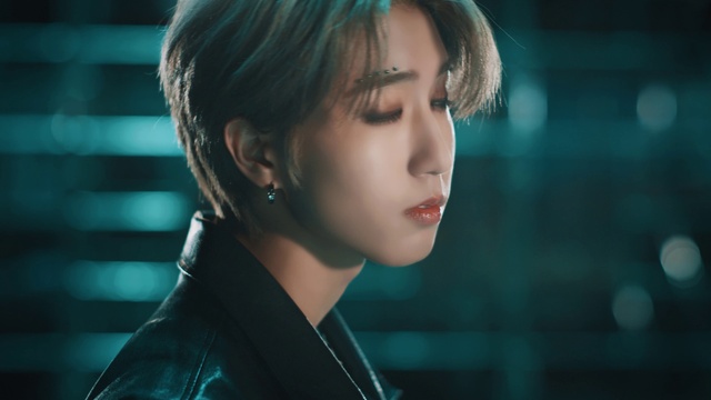 Video Reference: Lip, Eyebrow, Eyelash, Flash photography, Jaw, Black hair, Bangs, Electric blue, Long hair, Darkness