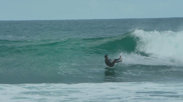 Video Reference: Water, Sky, Fluid, Liquid, Surfing, Wind wave, Wind, Skimboarding, Beach, Recreation