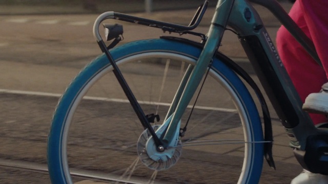 Video Reference: Bicycle, Wheel, Tire, Bicycles--Equipment and supplies, Crankset, Bicycle wheel rim, Bicycle wheel, Bicycle handlebar, Hub gear, Vehicle