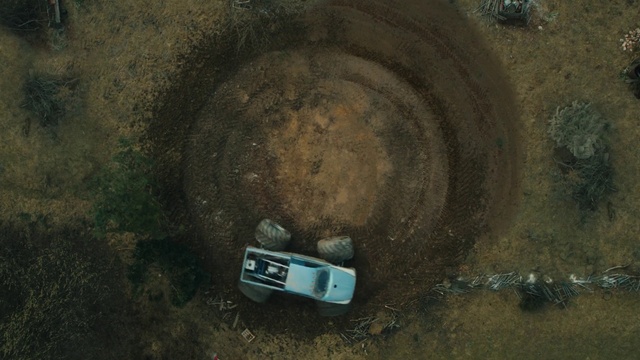 Video Reference: Automotive tire, Motor vehicle, Tread, Gas, Automotive exterior, Tire, Road surface, Grass, Auto part, Automotive wheel system