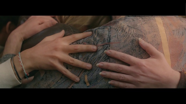 Video Reference: Sleeve, Gesture, Wood, Finger, Wrist, Eyelash, Thumb, Nail, Denim, Wrinkle