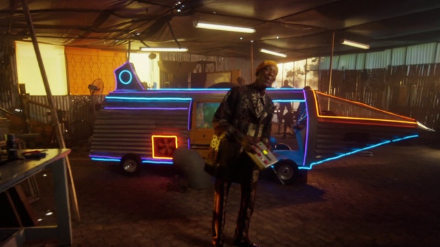 Video Reference: Entertainment, Fun, Musician, Electric blue, Event, Machine, Stage, Visual effect lighting, Darkness, Magenta