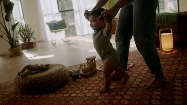 Video Reference: Comfort, Plant, Gesture, Wood, Flooring, Floor, Shorts, Houseplant, Knee, Barefoot