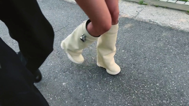 Video Reference: Leg, Shorts, Road surface, Finger, Sock, Thigh, Knee, Glove, Asphalt, Calf