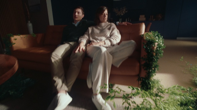 Video Reference: Plant, Comfort, Flash photography, Thigh, Knee, Living room, Event, Human leg, Lap, Leisure