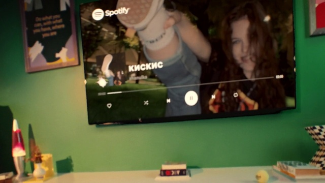 Video Reference: Green, Snapshot, Display device, Event, Recreation, Fun, Room, Wrist, Flat panel display, Multimedia