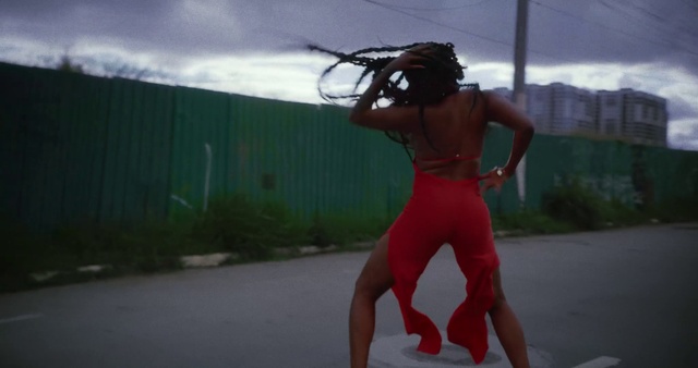 Video Reference: Cloud, Sky, Knee, Sportswear, Thigh, Headgear, Entertainment, Performing arts, Waist, Fun