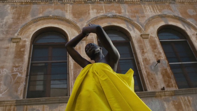 Video Reference: Window, Sculpture, Building, Statue, Yellow, Facade, Art, Classical sculpture, City, Monument