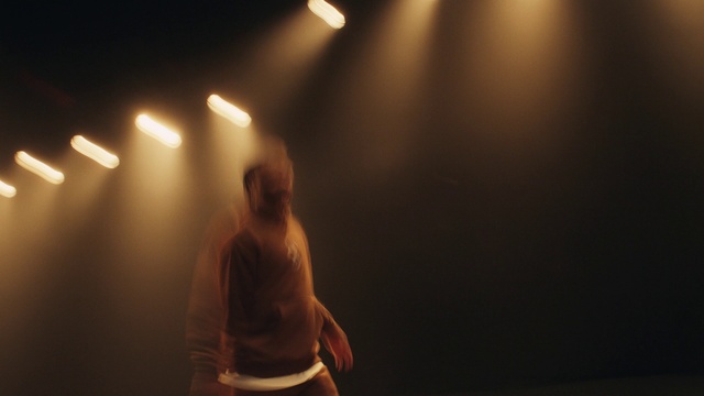 Video Reference: Entertainment, Flash photography, Performing arts, Elbow, Event, Darkness, Performance art, Artist, Fun, Music