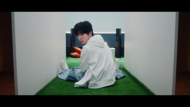 Video Reference: Sleeve, Comfort, Grass, Elbow, Martial arts, Sitting, Gadget, Leisure, Service, Animation