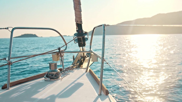 Video Reference: Water, Sky, Boat, Watercraft, Naval architecture, Boats and boating--Equipment and supplies, Vehicle, Lake, Horizon, Ship