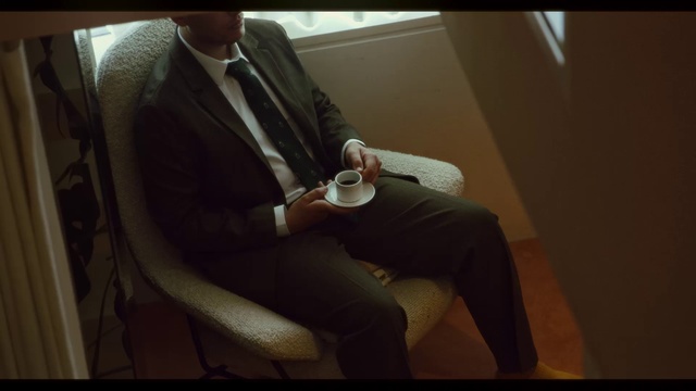 Video Reference: Vision care, Comfort, Tie, Sleeve, Eyewear, Collar, Knee, Thigh, Blazer, Automotive design