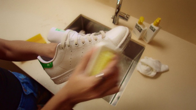 Video Reference: Safety glove, Walking shoe, Sportswear, Nail, Human leg, Athletic shoe, Science, Service, Carmine, Cross training shoe