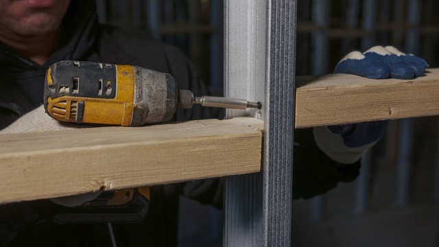 Video Reference: Chainsaw, Saw, Tradesman, Wood, Pneumatic tool, Tool, Handheld power drill, Carpenter, Drill, Power tool