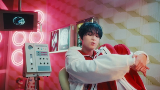 Video Reference: Entertainment, T-shirt, Magenta, Recreation, Event, Audio equipment, Gadget, Machine, Leisure, Fun